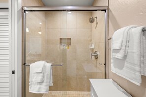 Douche, séchoir à cheveux, serviettes fournies