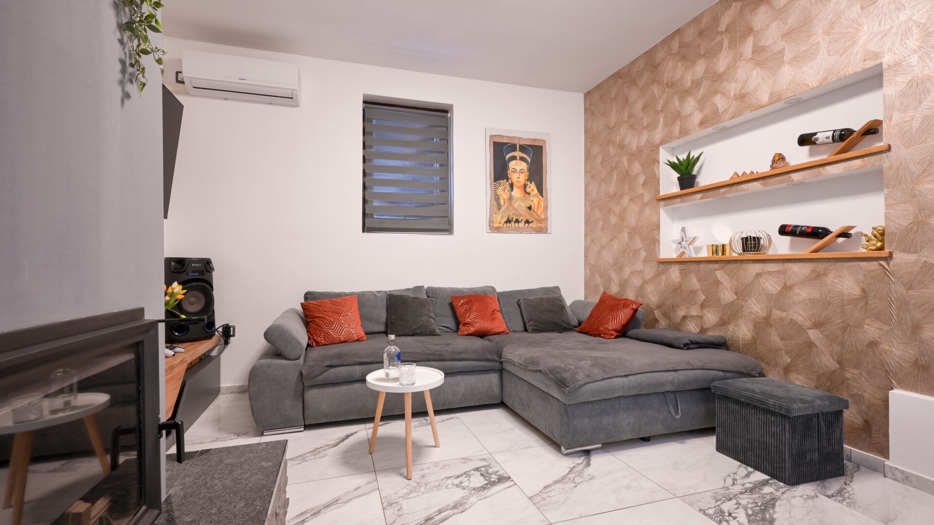 TV, fireplace
