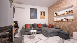 TV, fireplace - Villa Vinea by Villas Guide (Novakovec)