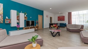 TV - Villa Elena - Makarska by Villas Guide (Kamenmost)