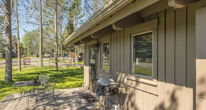 Alpine Nest Chalet - Nordic Skiing | Community Hot tub, pool & sauna