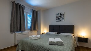 3 bedrooms, iron/ironing board, free WiFi, bed sheets