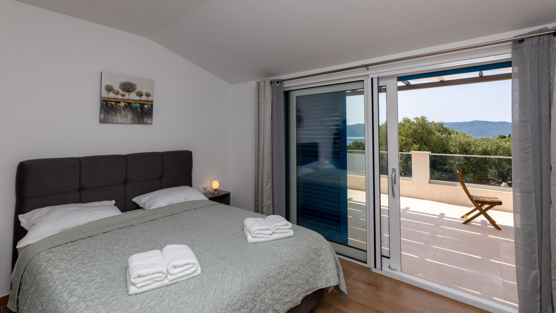 3 bedrooms, iron/ironing board, WiFi (free), bed sheets