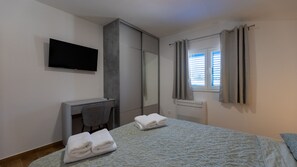 3 bedrooms, iron/ironing board, WiFi (free), bed sheets - Villa Olea by Villas Guide (Blace)
