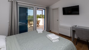 3 bedrooms, iron/ironing board, WiFi (free), bed sheets