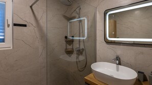 Dusche, Haartrockner, Handtücher