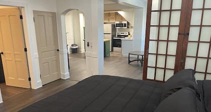 Charming centrally located 1-bedroom apartment in Newark with WiFi.