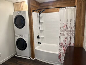 Towels, toilet paper - Charming centrally located 1-bedroom apartment in Newark with WiFi. (Newark)