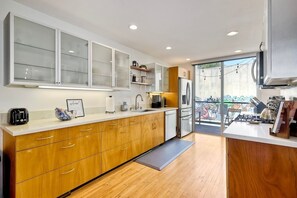 Fridge, microwave, oven, stovetop - Luxury Modern Townhome-Private Garage-Steps to Petco Park-Top-rated stay (San Diego)