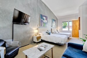 2 bedrooms, iron/ironing board, Internet, bed sheets - Luxury Modern Townhome-Private Garage-Steps to Petco Park-Top-rated stay (San Diego)