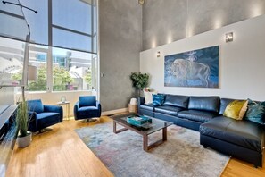 TV, fireplace - Luxury Modern Townhome-Private Garage-Steps to Petco Park-Top-rated stay (San Diego)