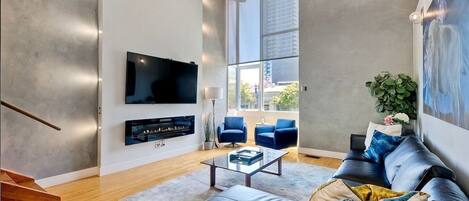 Televisión y chimenea