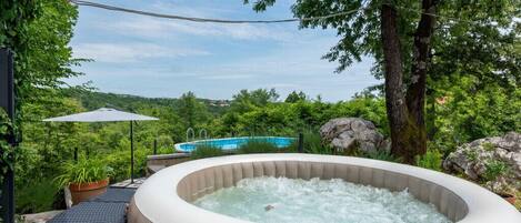 Outdoor spa tub