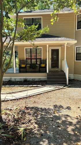 3 bedroom/3 bathroom house in charming Cullman minutes to lake, town, interstate