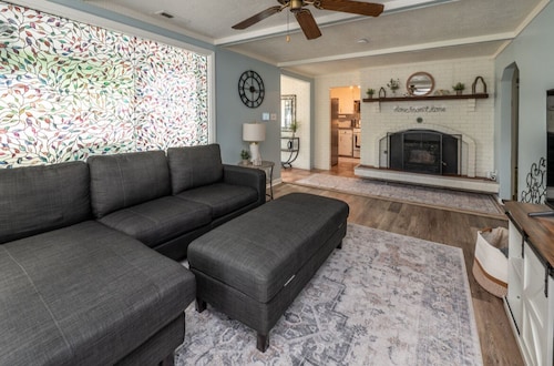 Charming 3-bedroom/2 Bath Ranch Style Home minutes to everything in Kansas City