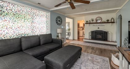 Charming 3-bedroom/2 Bath Ranch Style Home minutes to everything in Kansas City