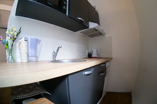 Fridge, microwave, coffee/tea maker, electric kettle