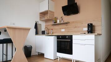 Frigorífic, microones, forn i cafetera i tetera