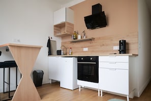Een koelkast, een microgolfoven, een oven