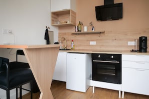 Een koelkast, een microgolfoven, een oven