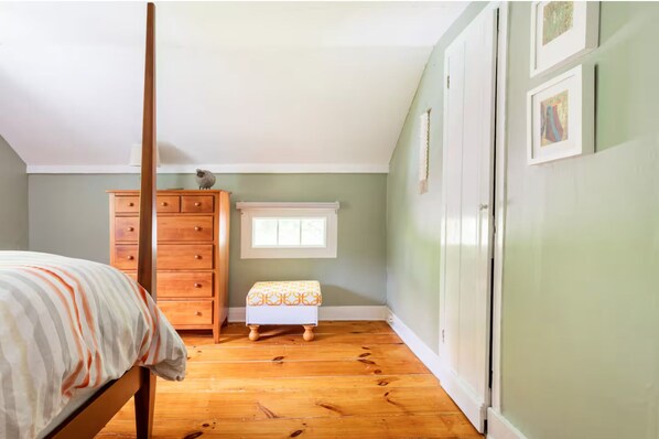 3 habitaciones, tabla de planchar con plancha, wifi y ropa de cama 