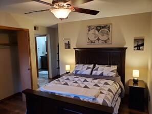 2 Schlafzimmer, Schreibtisch, Bügeleisen/Bügelbrett, Reisekinderbett