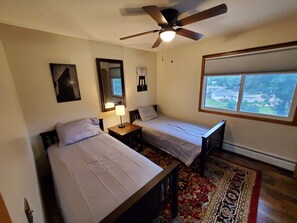 2 quartos, escrivaninha, ferros/tábuas de passar roupa, berço de viagem