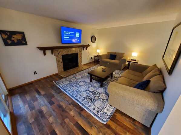 Smart-TV, Kamin, Videospiele, DVD-Player