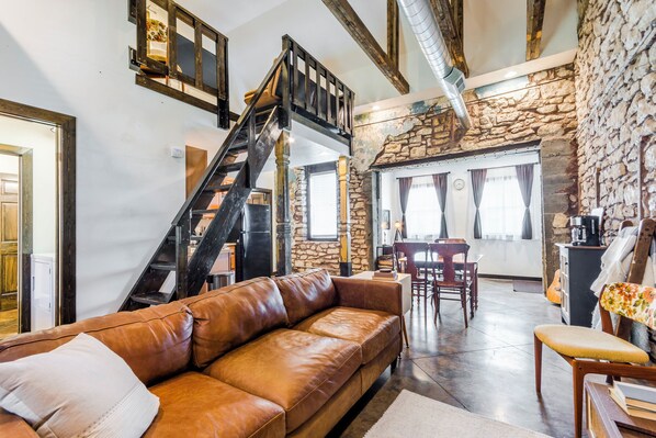 Living area - Regenerated 1876 Stone Schoolhouse Outside MHK! (Westmoreland)