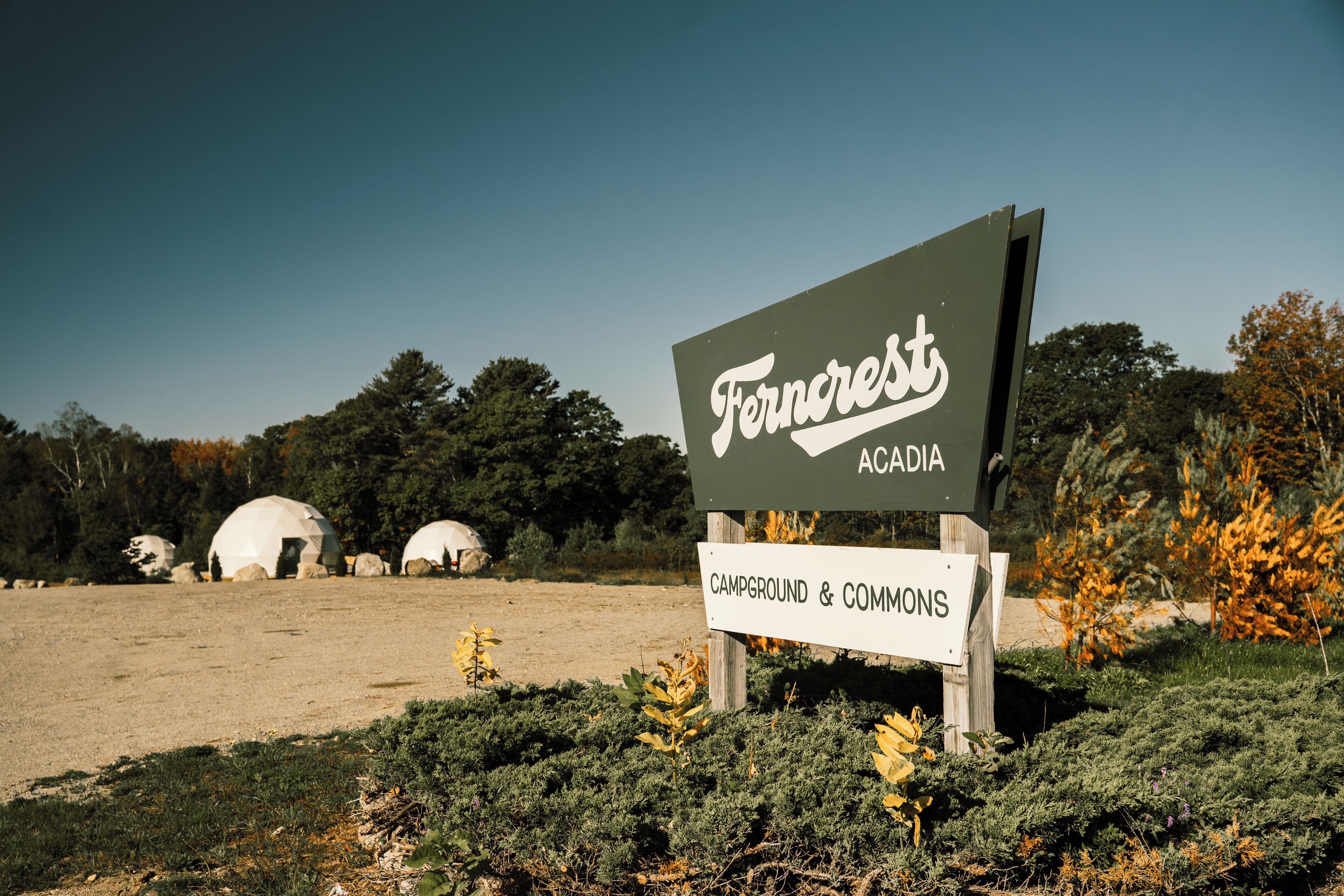 Un panneau indiquant « Ferncrest Acadia Campground & Commons », offrant une vue dégagée sur le paysage environnant.