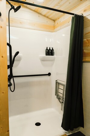 Shower, towels, soap, shampoo - Ferncrest Acadia (Sedgwick)