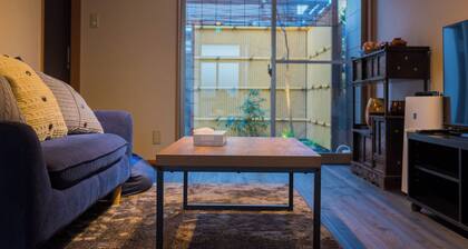 Japanese style townhouse 80 sq.m. 2LDK with Japanese garden, convenient transportation, walking distance to tourist attractions such as Kiyomizu temple, close to Four Seasons Hotel and Six Senses.