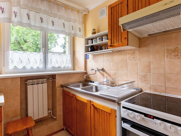 Kühlschrank, Mikrowelle, Ofen, Herdplatte