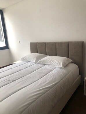 3 bedrooms, desk, iron/ironing board, travel crib