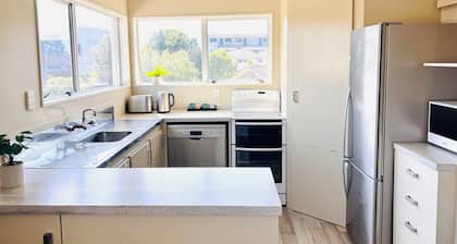 Sunny 3 bedroom apartment next to Blake Park!!