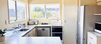 Sunny 3 bedroom apartment next to Blake Park!!