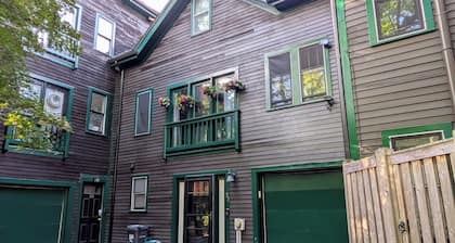Charming Cambridge 2-BR townhome steps to MIT, Harvard, T Red Line, food & more!