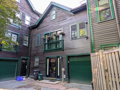 Charming Cambridge 2-BR townhome steps to MIT, Harvard, T Red Line, food & more!