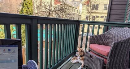 Charming Cambridge 2-BR townhome steps to MIT, Harvard, Red Line, food & more!