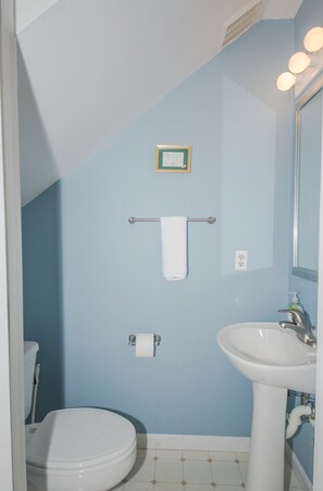 Haartrockner, Handtücher, Seife, Shampoo