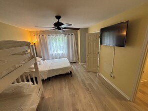 2 عدّة غرف نوم وواي فاي مجانًا وملاءات أسرّة