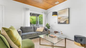 Casa, vista al jardín | Área de sala de estar