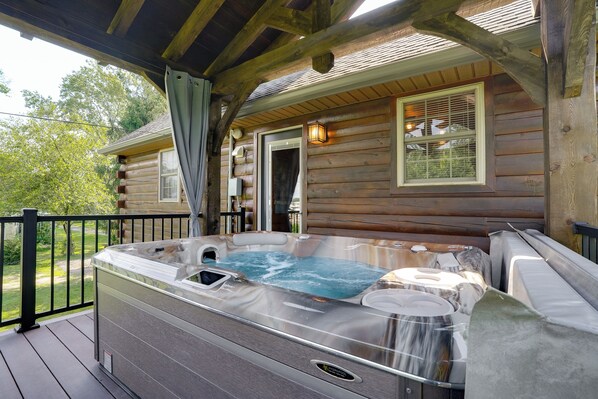 Outdoor spa tub