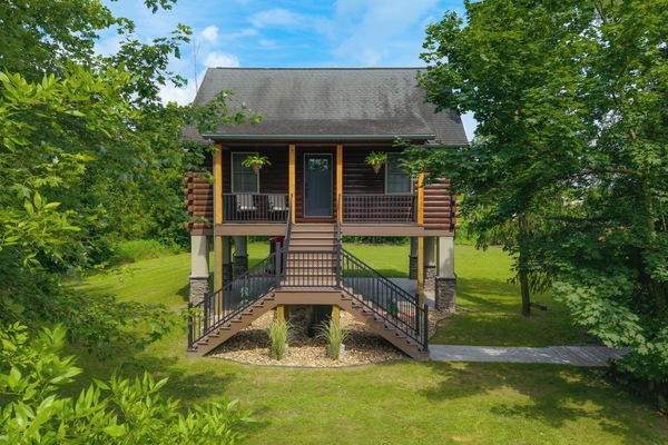 Welcome to STUNNING Creekside Cabin!