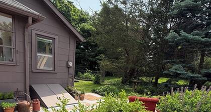 Charming 2-bedroom cottage with WiFi, AC in enjoyable Hampton Bays
Waterview