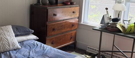 2 bedrooms, iron/ironing board, WiFi