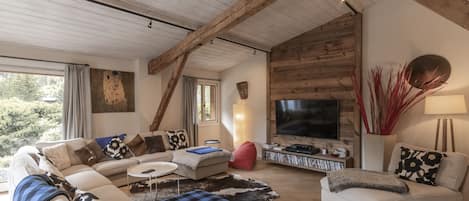 Fernseher, Kamin, Tischtennisplatte