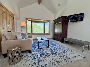 Een televisie, een open haard, tafelvoetbal en een tafeltennistafel