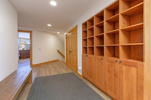 A hallway with wooden shelving units and a bench. - Aspen Hollow Lodge w/ Hot Tub + Fire Pit (Frisco)