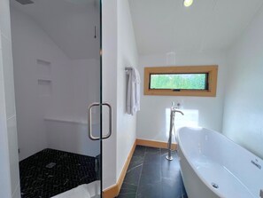 Douche, sèche-cheveux, serviettes fournies
